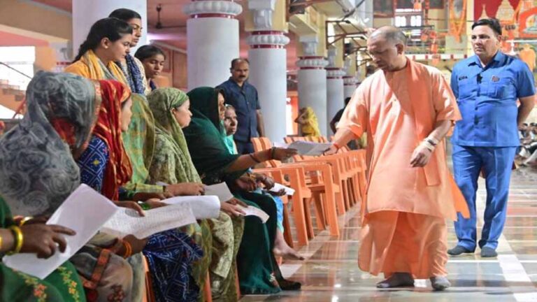 मुख्यमंत्री ने काशी में किया ‘जनता दर्शन’, हर फरियादी की सुनीं समस्याएं