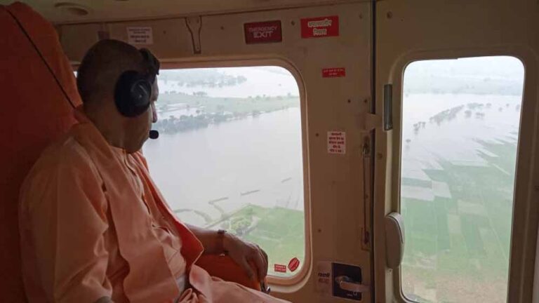 मुख्यमंत्री योगी आदित्यनाथ  ने गाजीपुर में किया बाढ़ का हवाई सर्वे