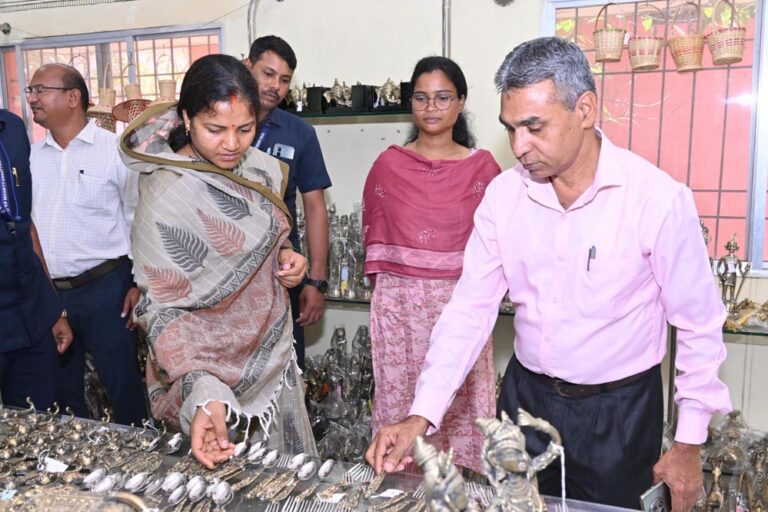 मंत्री श्रीमती लक्ष्मी राजवाड़े ने शबरी एंपोरियम, और गारमेंट फैक्ट्री का किया अवलोकन