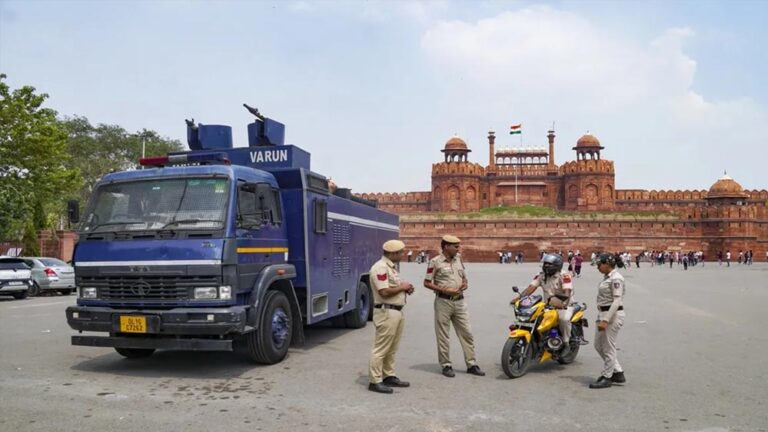 लाल किले की सुरक्षा में बड़ी चूक, डमी बम परीक्षण में फेल 7 पुलिसकर्मी सस्पेंड