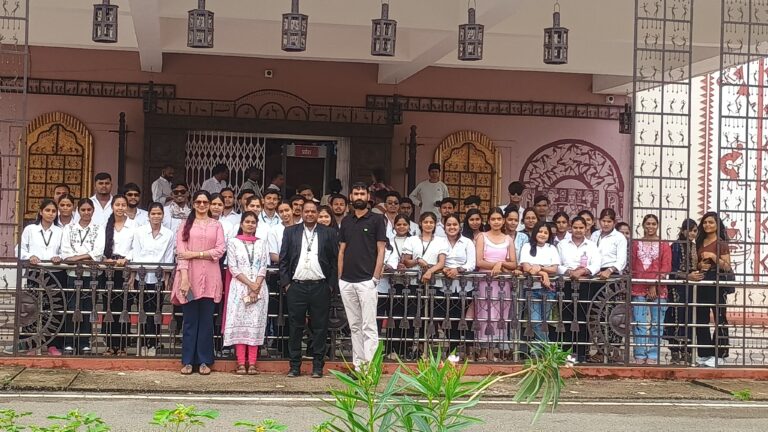 मैट्स विश्वविद्यालय मुख्य परिसर गुल्लू आरंग के कला संकाय तृतीय सेमेस्टर के विद्यार्थियों ने किया आदिवासी संग्रहालय नया रायपुर का शैक्षणिक भ्रमण