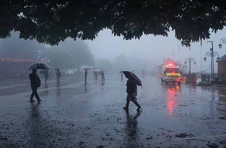 13-15 अगस्त: तेज बारिश और 61 किमी/घंटा तेज हवाओं का अलर्ट, IMD की नई चेतावनी