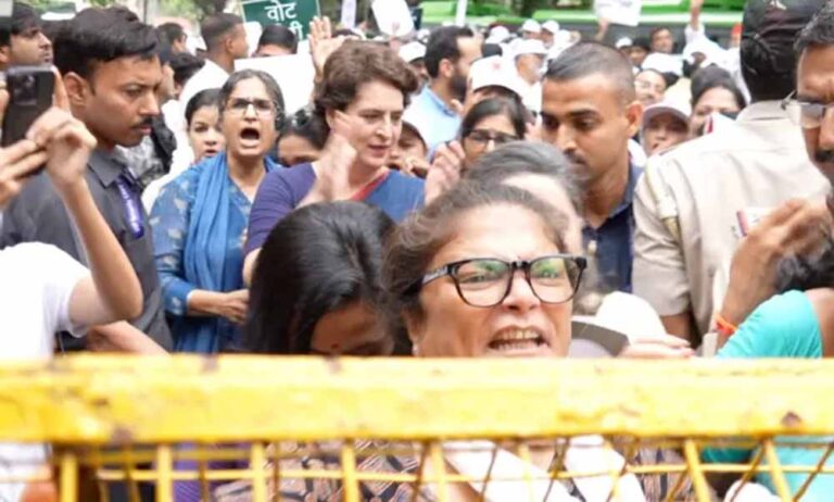 संसद के बाहर विपक्ष का जोरदार प्रदर्शन, चुनाव आयोग और सरकार पर लगाए गंभीर आरोप