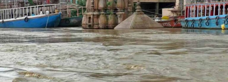 यूपी में गंगा का रौद्र रूप: कई जिलों में पानी खतरे के निशान से ऊपर, गांव डूबने का संकट