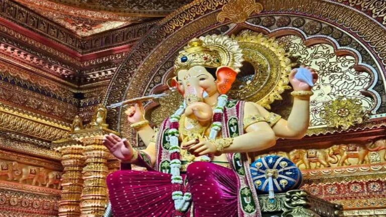 91 सालों से भक्तों की आस्था का केंद्र, लालबागचा राजा के दर्शन को उमड़ रही भीड़