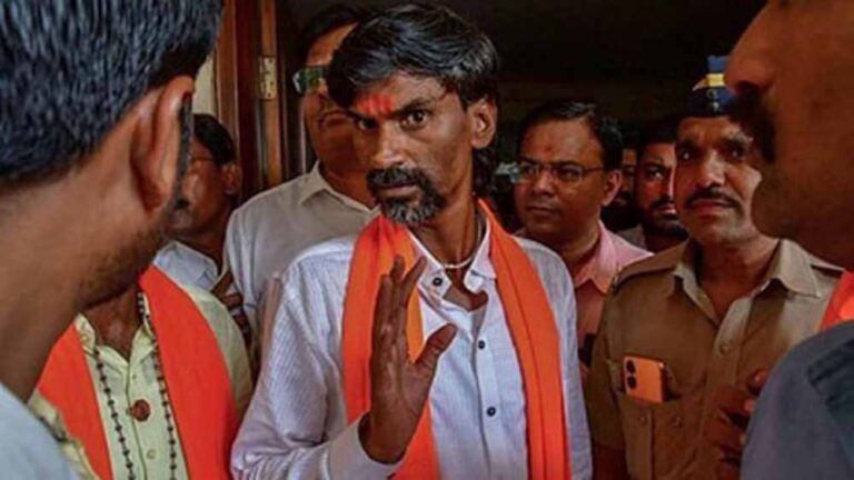 BMC चुनाव से पहले मनोज जरांगे ने बढ़ाई सरकार की टेंशन, फडणवीस के मंत्रियों का दल मनाने पहुंचा