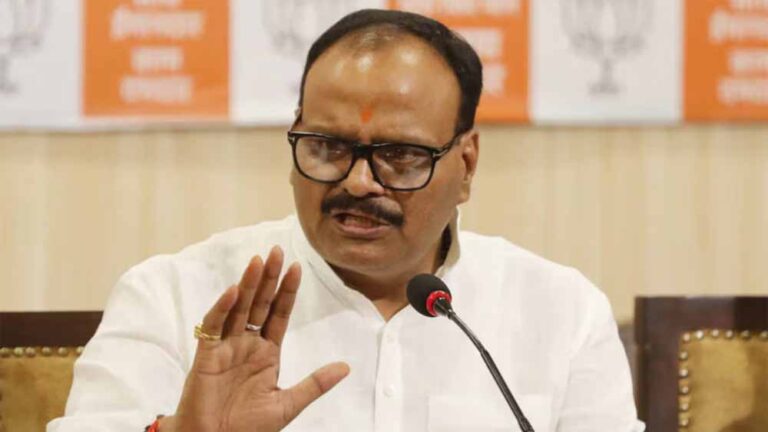 अनुशासनहीन व गैरहाजिर दस डॉक्टरों पर गिरी गाज