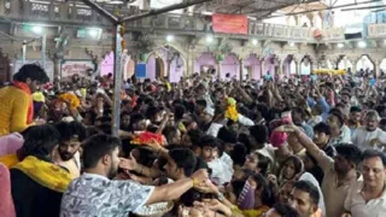 बरसाना में राधारानी अभिषेक: बैरियर टूटा, तीन श्रद्धालु घायल