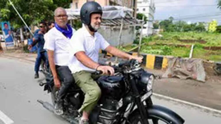 बिहार की बुलेट पर सवार दिखे राहुल गांधी, पीछे कांग्रेस अध्यक्ष राजेश कुमार बिना हेलमेट