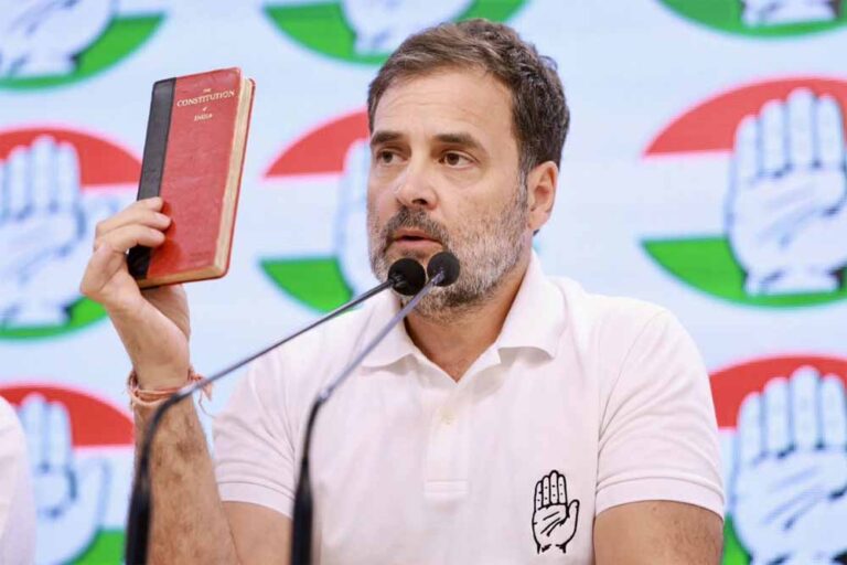 मुजफ्फरपुर में राहुल गांधी का हमला – बोले, संविधान पर हो रहा प्रहार