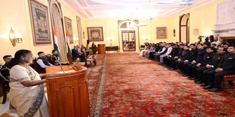 राष्ट्रपति मुर्मू ने विदेश सेवा प्रशिक्षु अधिकारियों से की मुलाकात, कहा—भारत की आत्मा का राजदूत बनें