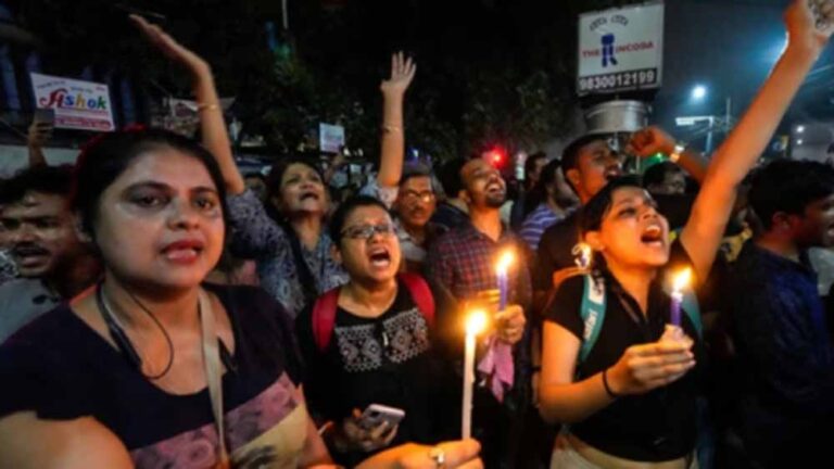 आरजी कर केस में पुलिस पर गंभीर आरोप: रेप पीड़िता की मां ने कहा— मारपीट के साथ चूड़ियां भी तोड़ीं