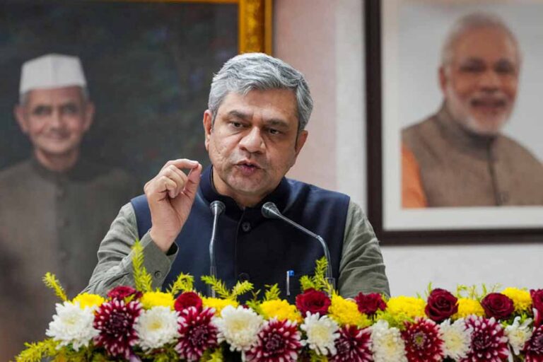 भारत बना अमेरिका का सबसे बड़ा स्मार्टफोन सप्लायर, 11 साल में उत्पादन हुआ 6 गुना बढ़ा: अश्विनी वैष्णव