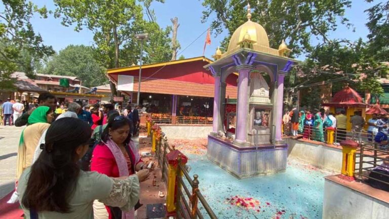 तीन दशकों बाद कश्मीर में शारदा भवानी मंदिर हुआ पुनः खुला, मुस्लिम समुदाय ने कहा—घाटी पंडितों की जन्मभूमि