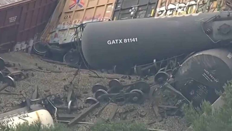 भयानक रेल हादसा: 35 डिब्बे पटरी से उतरे, कई डिब्बे एक-दूसरे पर चढ़े