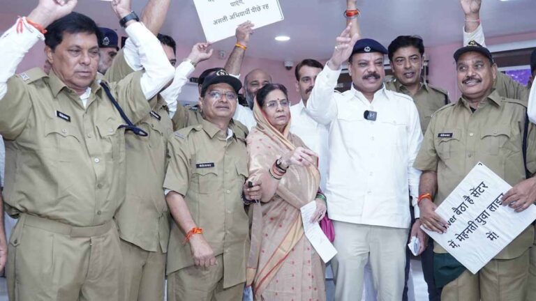 कांग्रेस विधायक पुलिस की वर्दी में पहुंचे विधानसभा, बोले—यह व्यापमं पार्ट-2 है