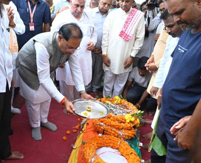 मुख्यमंत्री साय ने पूर्व प्रांत प्रचारक श्रद्धेय श्री शांताराम जी को दी श्रद्धांजलि