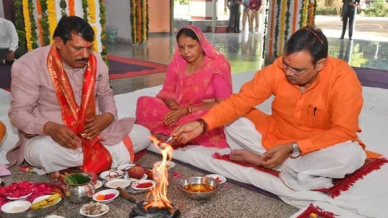 मुख्यमंत्री ने सीएम आवास पर मां दुर्गा की पूजा, पौधरोपण कर प्रदेश की तरक्की की प्रार्थना की