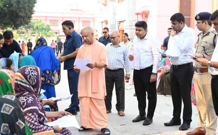 हर जरूरतमंद को दिलाएं कल्याणकारी योजनाओं का लाभ : सीएम योगी