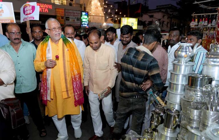 राज्य में जीएसटी दरों में राहत का असर जानने बाजार पहुँचे सुरेश कुमार खन्ना, व्यापारियों से की चर्चा