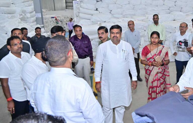 रायपुर : ग्रामोद्योग मंत्री  गजेन्द्र यादव ने किया हाथकरघा बुनकर संघ के गोदाम का अवलोकन