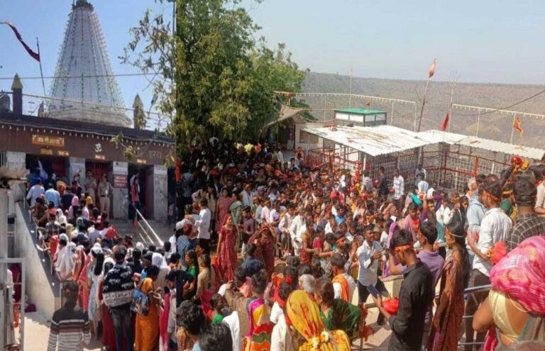 नवरात्र में मां शारदा के दर्शन को उमड़ा भक्तों का सैलाब, अब तक 4 लाख श्रद्धालु पहुंचे मैहर