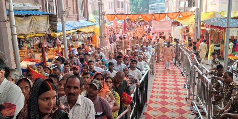 योगी सरकार में सनातन का महापर्व नवरात्रि बना आस्था और विकास का संगम, यूपी के देवी मंदिरों में उमड़ रहे लाखों श्रद्धालु