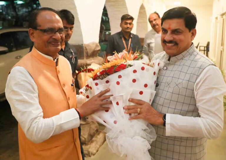 भोपाल: सीएम शिवराज सिंह यादव डॉ. मोहन यादव ने पुष्पगुच्छ से किया स्वागत