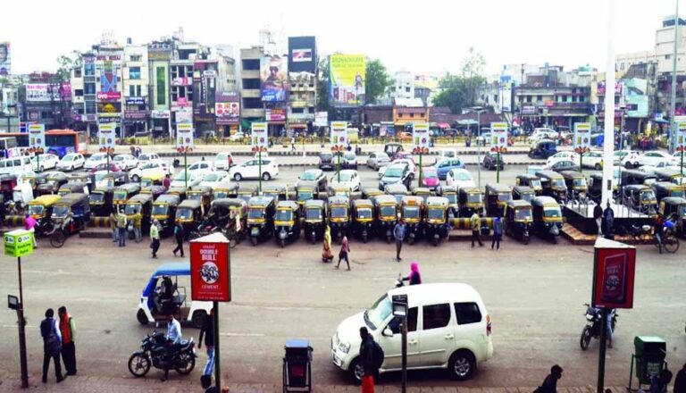 रायपुर रेलवे स्टेशन पार्किंग ठेका विवाद: अफसरों की मेहरबानी, बिना लाइसेंस फीस के चल रहा ठेका