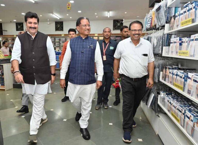 जब मुख्यमंत्री खुद बने ग्राहक : घरेलू सामान की शॉपिंग कर उठाया जीएसटी दरों में कटौती का लाभ