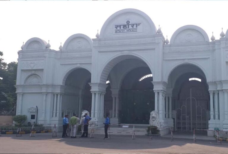 लखनऊ में सहारा की मुश्किलें बढ़ीं, 47 साल पुरानी इमारत पर गिर सकती है सीलिंग की गाज़
