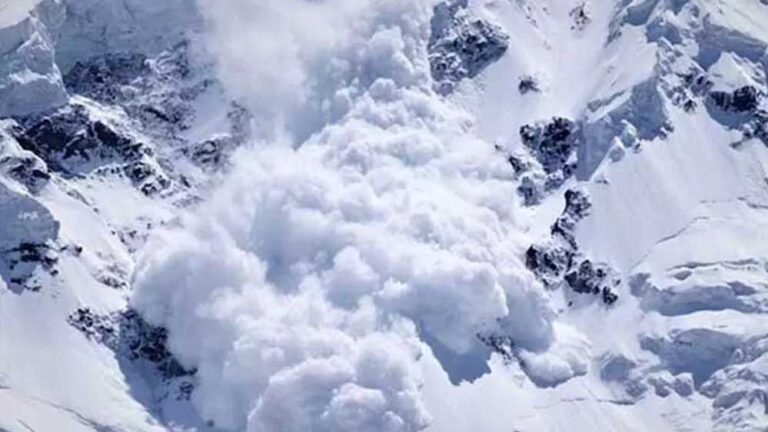 सियाचिन ग्लेशियर में भीषण हिमस्खलन, तीन सैनिक शहीद, राहत-बचाव जारी