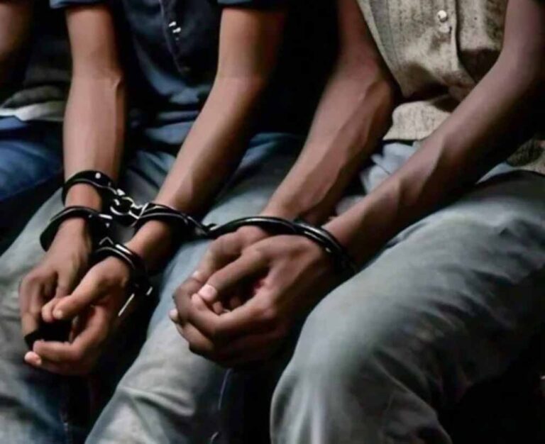 कोलकाता: 100 साल पुरानी बंदूक की दुकान पर छापा, अवैध हथियारों का कारोबार पकड़ा, तीन मालिक गिरफ्तार