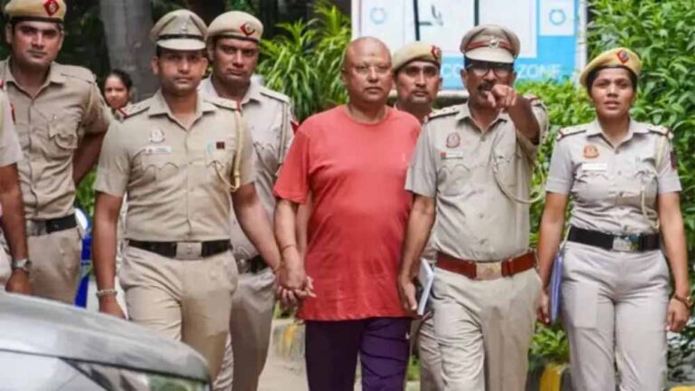 दिल्ली पुलिस का खुलासा: चैतन्यानंद ने एयर होस्टेस बनाने के नाम पर लड़कियों से ठगी की