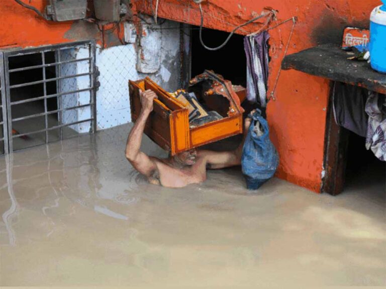 दिल्ली में हाहाकार: यमुना 207 मीटर पार, लोग बिस्किट खाकर कर रहे गुजारा