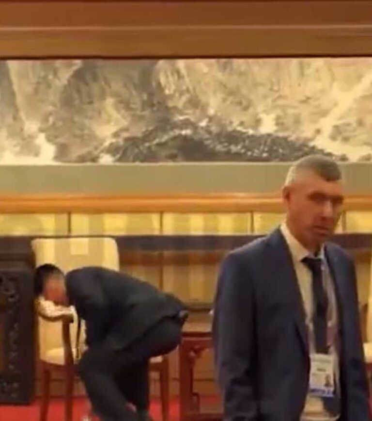 पुतिन से मिलने के बाद किम जोंग का जूठा गिलास ले गए बॉडीगार्ड्स, वीडियो वायरल