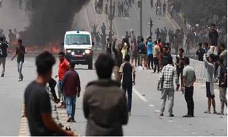 भयानक तस्वीरें: बिहार के इस गांव में नेपाल से लगी आग, घर और बाइकें जलते देख लोग सहम गए