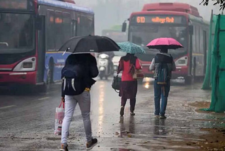 नोएडा में बदला मौसम, बारिश ने गर्मी को किया दूर