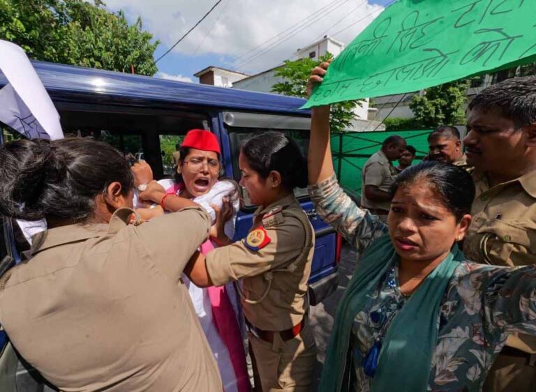 लखनऊ में गुलिस्ता कालोनी स्थित उनके आवास पर ज़ोरदार प्रदर्शन किया गया