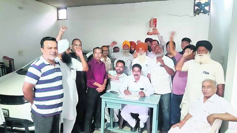 मांगें ना मानने पर जिला डिपो होल्डर ने किया रोष प्रदर्शन