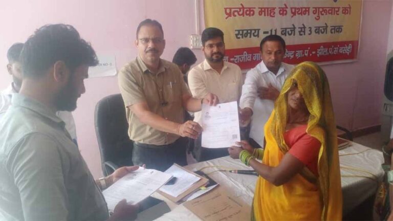 मंगला पशु बीमा योजन से पशुधन सुरक्षित, भविष्य सुनिश्चित ग्रामीण सेवा शिविर में शकुन्तला को मिली पशु बीमा पॉलिसी