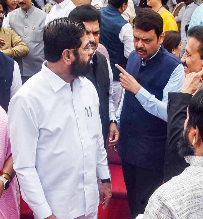मुंबई में प्रदर्शन प्रतिबंध को लेकर शिवसेना का हाईवोल्ट ड्रामा, MP ने CM फडणवीस को लिखा पत्र