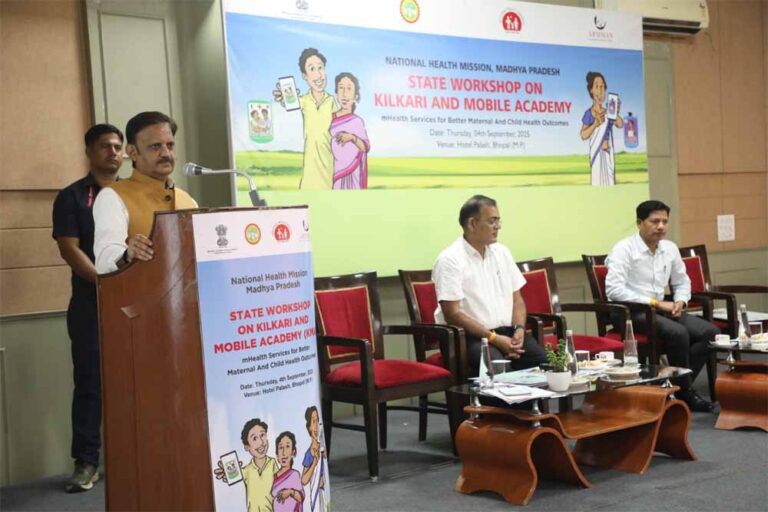 उत्कृष्ट कार्य करने वाली आशा कार्यकर्ताओं और स्वास्थ्य अमले को किया सम्मानित