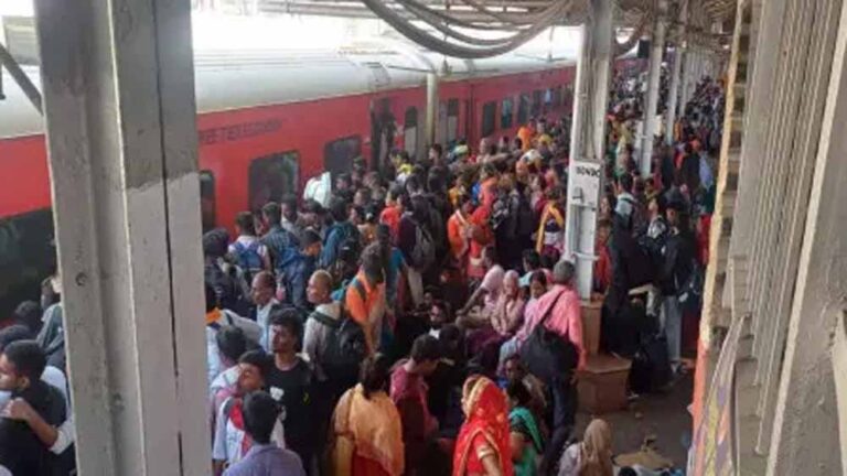 रेलवे ने तैयार किया तीन सप्ताह का रोड मैप, भीड़ प्रबंधन के लिए सतर्कता बढ़ाई