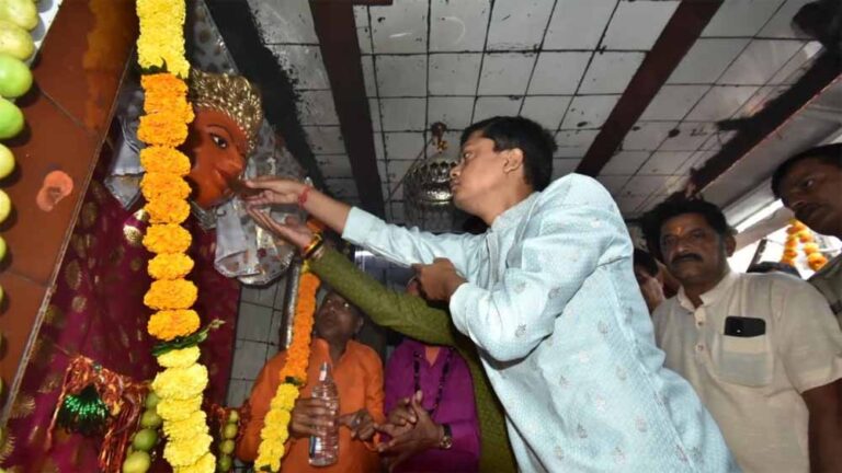 उज्जैन में अनोखी पूजा: 27KM तक मदिरा की धार, कलेक्टर ने शुरू की अद्भुत परंपरा
