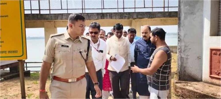 छठ पूजा की तैयारियों का जायजा: DC मंजूनाथ भजंत्री ने रांची के घाटों का किया निरीक्षण