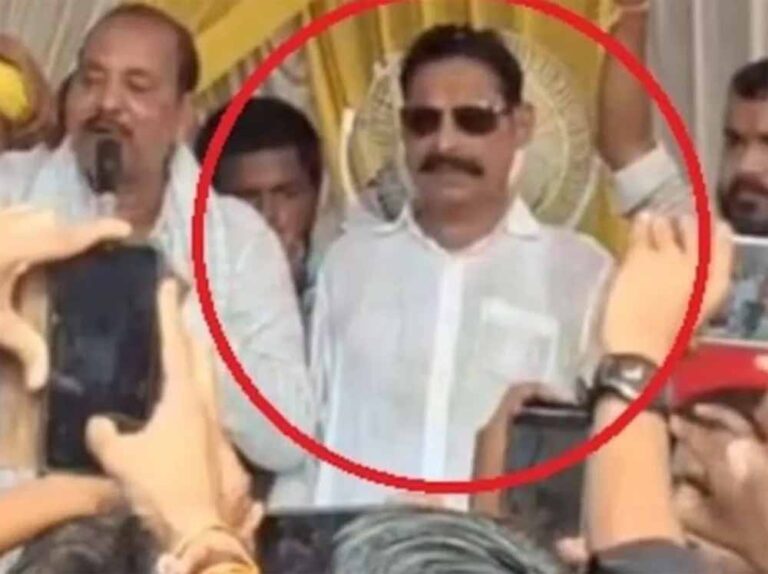 मोकामा में अफरा-तफरी: अनंत सिंह का मंच टूटा, धड़ाम से गिरे पूर्व बाहुबली विधायक