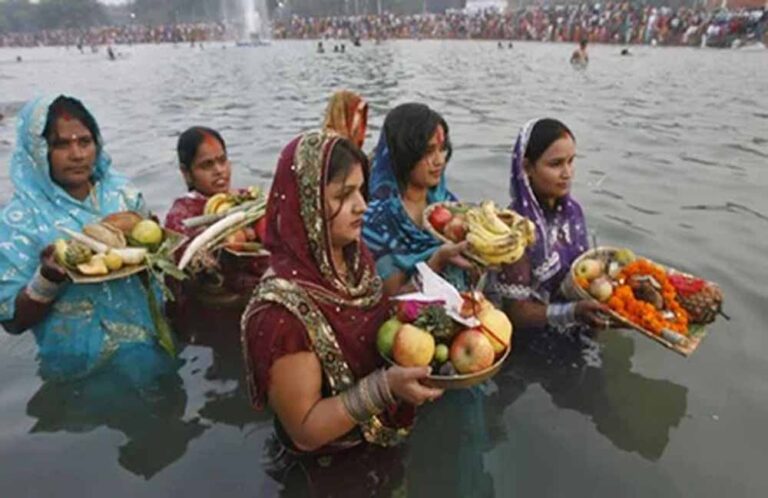 छठ पूजा पर गूंजेगी ये आरती, बिना इसके अधूरा है महापर्व