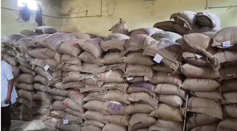 छत्तीसगढ़ में बड़ा राशन घोटाला: सरकारी दुकान से 65 लाख का अनाज और शक्कर गायब