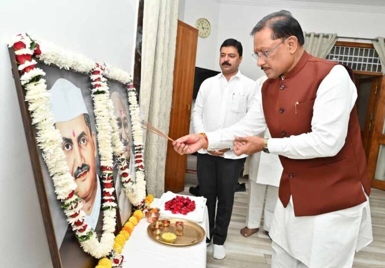 मुख्यमंत्री साय ने राष्ट्रपिता महात्मा गांधी और पूर्व प्रधानमंत्री श्री लाल बहादुर शास्त्री को उनकी जयंती पर किया नमन